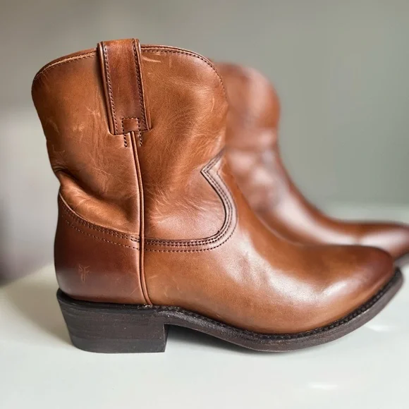 Frye..Women's Billy Short Leather Booties 3470435 COG.. Color:Brown/Cognac.